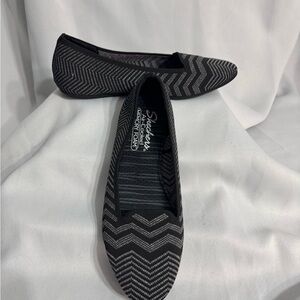 Skechers Cloe Black and Gray Chevron Flats 
SZ 8